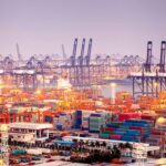 qualenergia-it-batterie-litio-eccesso-capacita-produttiva-forte-porto-container
