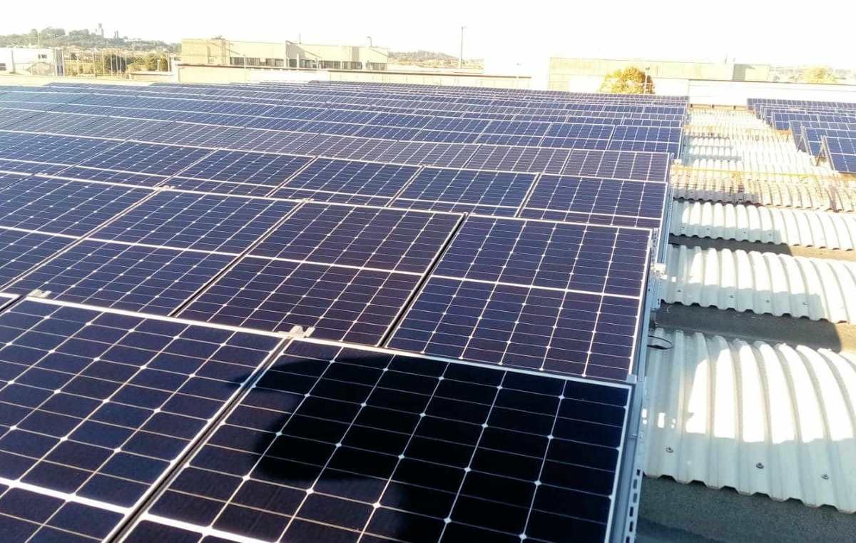 Officina senza contatore si alimenta solo con il fotovoltaico