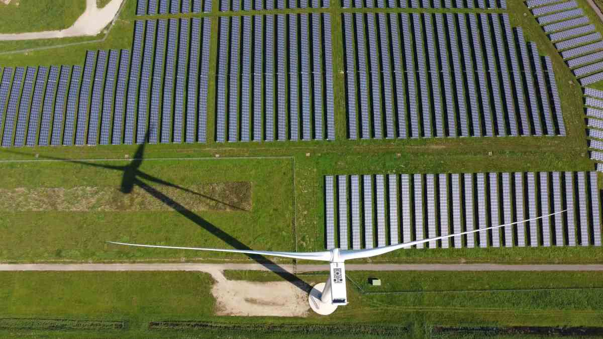 Rinnovabili: nonostante connessioni e aree idonee, Italia tra i mercati più attraenti