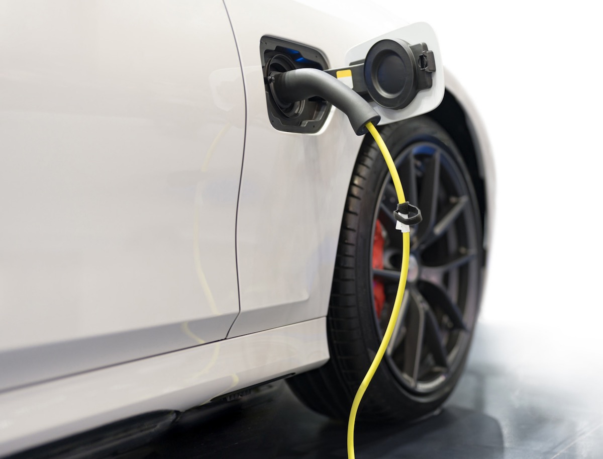 Auto elettrica, vendite in ripresa ma il mercato resta troppo lento